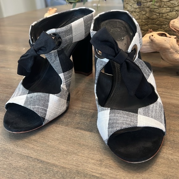 AD and Daughters black and white plaid with bow high heel slip one - Picture 3 of 12